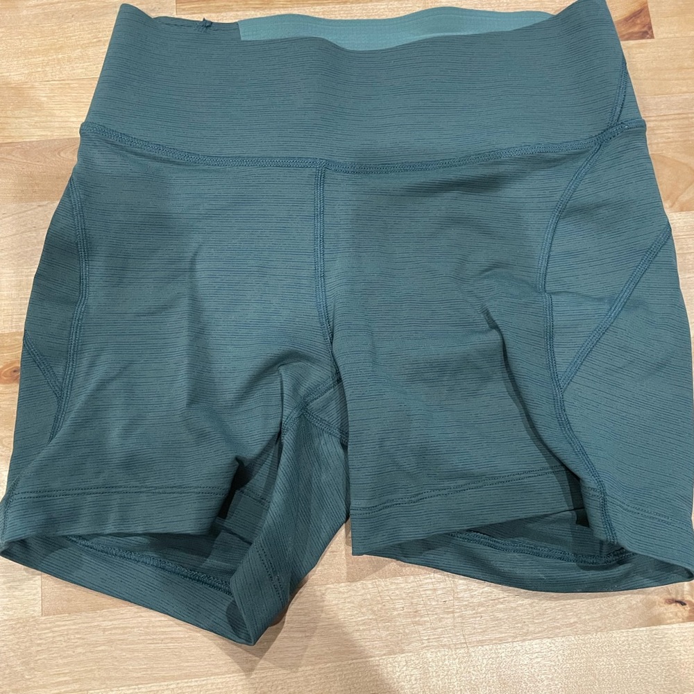 Outdoor voices Flex 5 inch short in evergreen.